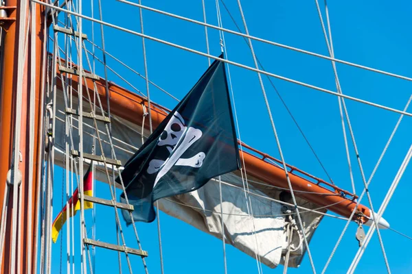 Sassnitz, Ruegen Adası, Almanya 'da üç usta üzerinde korsan bayrağı dalgalandırıyor.