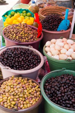 Fas 'ta pazarda çeşitli zeytinler