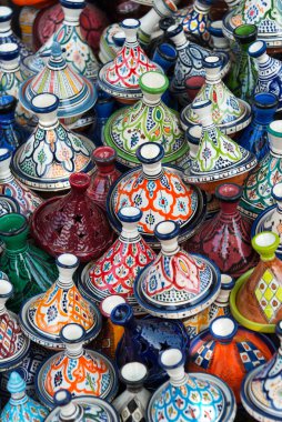 Fas pazarında tagine çanak çömlek seçimi
