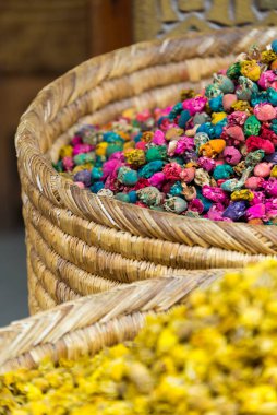 Fas 'ta pazarda sergilenen bir yığın baharat