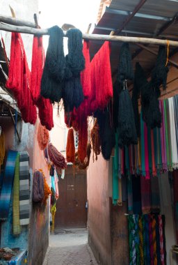 Boyanmış yün demetleri Marakeş 'in boyacıları çarşısında, Fas' ta kurumak üzere asılıyor.