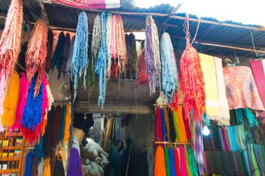 Boyanmış yün demetleri Marakeş 'in boyacıları çarşısında, Fas' ta kurumak üzere asılıyor.