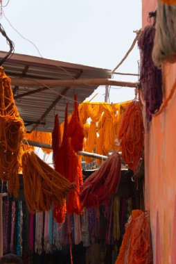 Boyanmış yün demetleri Marakeş 'in boyacıları çarşısında, Fas' ta kurumak üzere asılıyor.