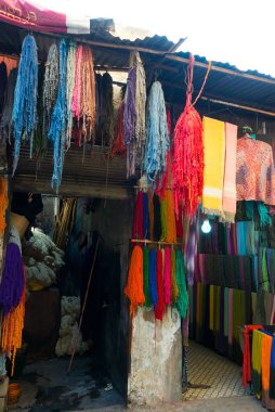 Boyanmış yün demetleri Marakeş 'in boyacıları çarşısında, Fas' ta kurumak üzere asılıyor.