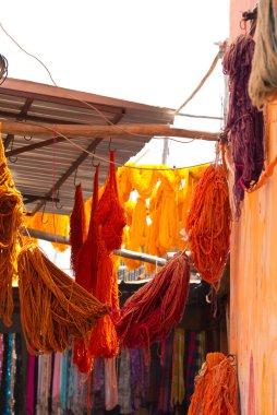 Boyanmış yün demetleri Marakeş 'in boyacıları çarşısında, Fas' ta kurumak üzere asılıyor.