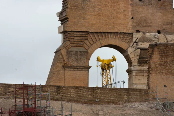 Detalhe Coliseu Romano Com Máquina Construção Moderna — Fotografia de Stock