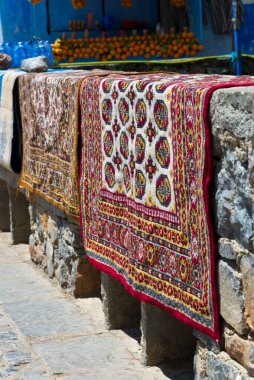 Şef, Fas 'ta çamaşır yıkadıktan sonra halılar kuruyor.