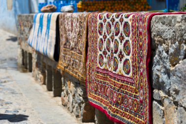 Şef, Fas 'ta çamaşır yıkadıktan sonra halılar kuruyor.