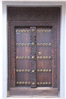 Taş kasabada geleneksel ahşap süs kapısı, zanzibar, tanzanya