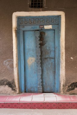 Taş kasabada geleneksel ahşap süs kapısı, zanzibar, tanzanya