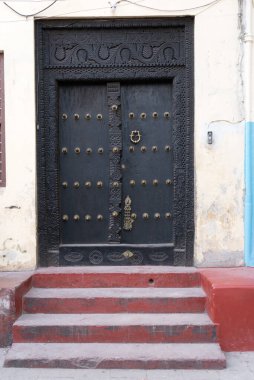 Taş kasabada geleneksel ahşap süs kapısı, zanzibar, tanzanya