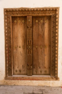 Taş kasabada geleneksel ahşap süs kapısı, zanzibar, tanzanya