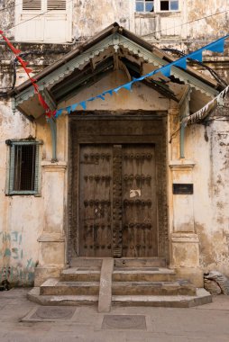 Taş kasabada geleneksel ahşap süs kapısı, zanzibar, tanzanya