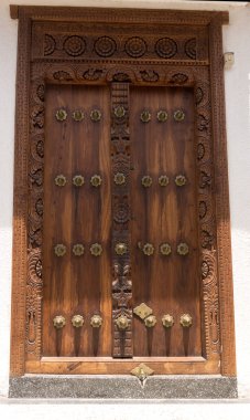 Taş kasabada geleneksel ahşap süs kapısı, zanzibar, tanzanya