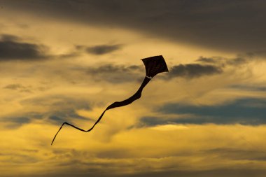 Bulutlu gökyüzünde uçurtma