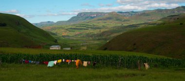 Drakensberg Dağları, Kwazulu Natal, Güney Afrika 'da renkli çamaşır ipleri olan kırsal bir çiftlik.