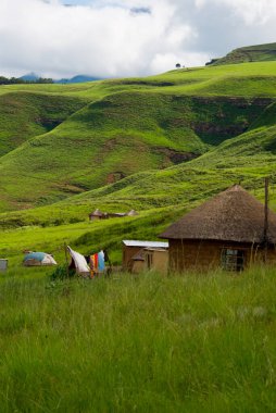 Drakensberg Dağları, Kwazulu Natal, Güney Afrika 'da renkli çamaşır ipleri olan kırsal bir çiftlik.