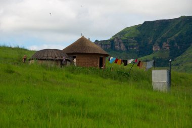 Drakensberg dağlarında çukur tuvaleti olan kırsal çiftlik, Kwazulu natal, Güney Afrika