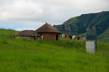 Drakensberg dağlarında çukur tuvaleti olan kırsal çiftlik, Kwazulu natal, Güney Afrika