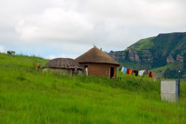 Drakensberg dağlarında çukur tuvaleti olan kırsal çiftlik, Kwazulu natal, Güney Afrika
