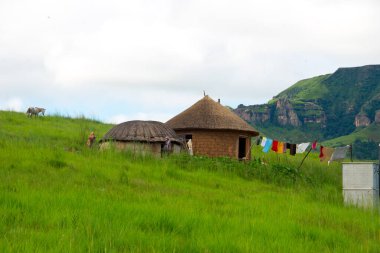 Drakensberg dağlarında çukur tuvaleti olan kırsal çiftlik, Kwazulu natal, Güney Afrika
