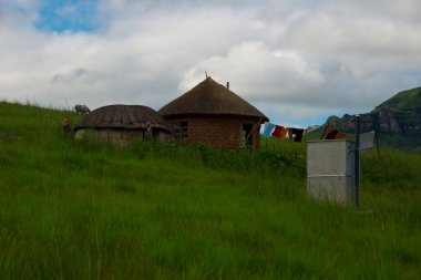 Drakensberg dağlarında çukur tuvaleti olan kırsal çiftlik, Kwazulu natal, Güney Afrika