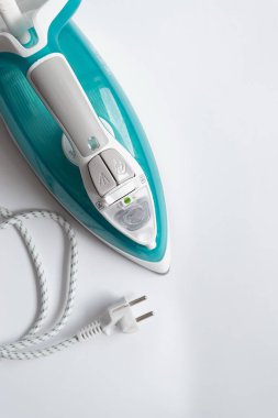 Beyaz kabloyla turkuaz demiri ve beyaz arkaplan görünümlü fişi