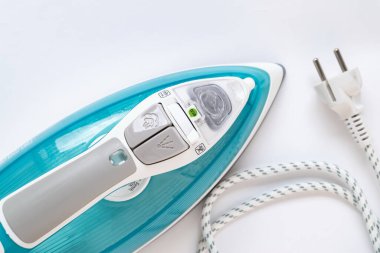 Beyaz kabloyla turkuaz demiri ve beyaz arkaplan görünümlü fişi