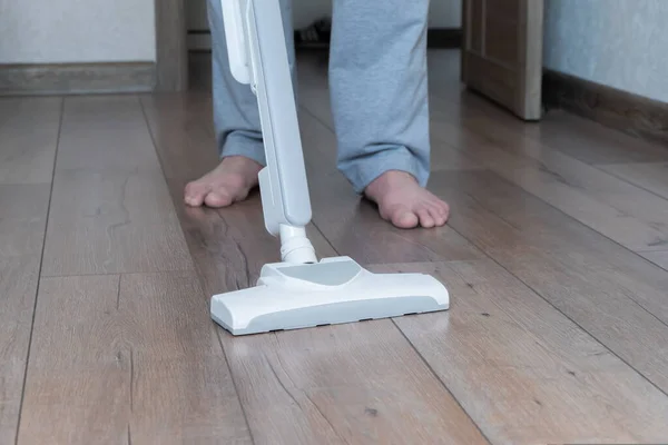 White Cordless Vacuum Cleaner Electric Broom Held Hands Man Cleaning — Stock Photo, Image