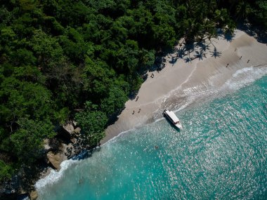 Kosta Rika 'daki beyaz kumsal.