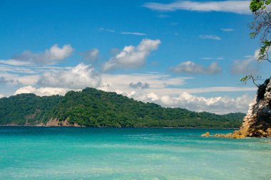 Kosta Rika 'daki beyaz kumsal.