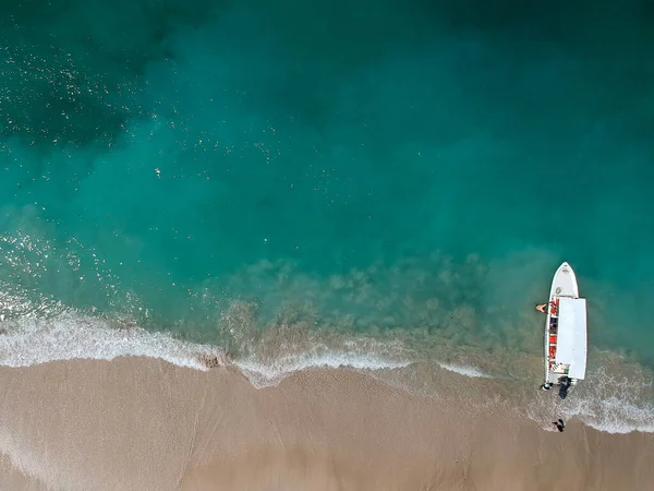 Kosta Rika 'daki beyaz kumsal.