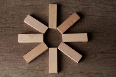 Tahta bloklar ve küpler mesaj veya konsept iletmek için kullanılabilecek kelime ve metin eklemeye hazır