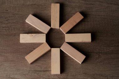 Tahta bloklar ve küpler mesaj veya konsept iletmek için kullanılabilecek kelime ve metin eklemeye hazır