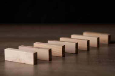  Tahta bloklar ve küpler mesaj veya konsept iletmek için kullanılabilecek kelime ve metin eklemeye hazır       