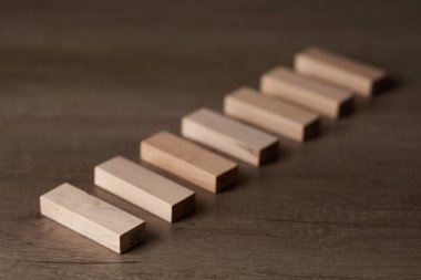 Tahta bloklar ve küpler mesaj veya konsept iletmek için kullanılabilecek kelime ve metin eklemeye hazır