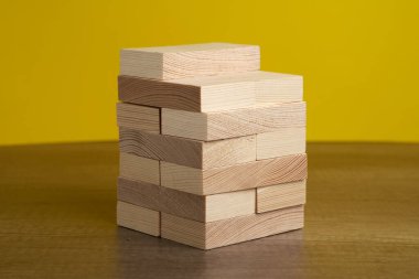 Tahta bloklar ve küpler mesaj veya konsept iletmek için kullanılabilecek kelime ve metin eklemeye hazır