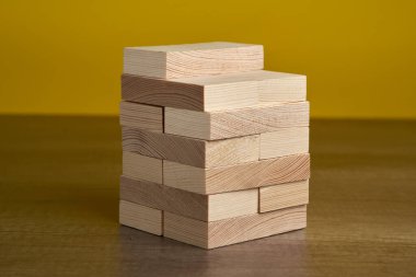 Tahta bloklar ve küpler mesaj veya konsept iletmek için kullanılabilecek kelime ve metin eklemeye hazır