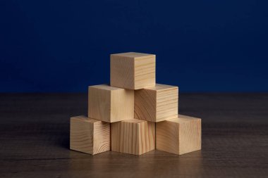 Tahta bloklar ve küpler mesaj veya konsept iletmek için kullanılabilecek kelime ve metin eklemeye hazır