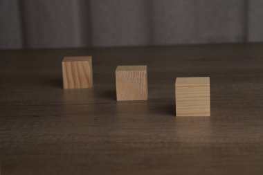 Tahta bloklar ve küpler mesaj veya konsept iletmek için kullanılabilecek kelime ve metin eklemeye hazır