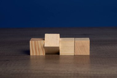 Tahta bloklar ve küpler mesaj veya konsept iletmek için kullanılabilecek kelime ve metin eklemeye hazır