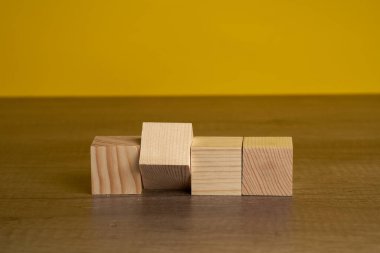 Tahta bloklar ve küpler mesaj veya konsept iletmek için kullanılabilecek kelime ve metin eklemeye hazır