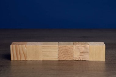 Tahta bloklar ve küpler mesaj veya konsept iletmek için kullanılabilecek kelime ve metin eklemeye hazır