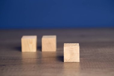 Tahta bloklar ve küpler mesaj veya konsept iletmek için kullanılabilecek kelime ve metin eklemeye hazır