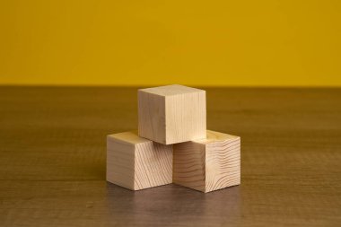 Tahta bloklar ve küpler mesaj veya konsept iletmek için kullanılabilecek kelime ve metin eklemeye hazır