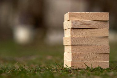 Üzerinde boş alan olan tahta bloklar üzerine metin koymak ve kavramlar için kullanılabilecek kopyalama alanı olarak kullanılabilir.