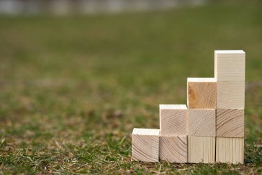 Üzerinde boş alan olan tahta bloklar üzerine metin koymak ve kavramlar için kullanılabilecek kopyalama alanı olarak kullanılabilir.