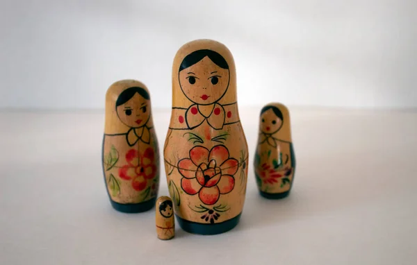Grupo Muñecas Rusas Reuniéndose Alrededor Madre —  Fotos de Stock