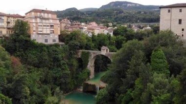İtalya 'da Ascoli Piceno' da eski bir taş köprüyle hava manzarası