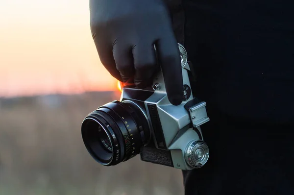 Fotógrafos Entregam Luva Látex Protetora Estéril Preta Segurando Uma Câmera — Fotografia de Stock